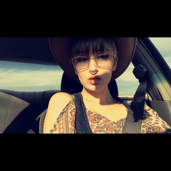 Meet your Posher, Madison - Picture 1 of 1